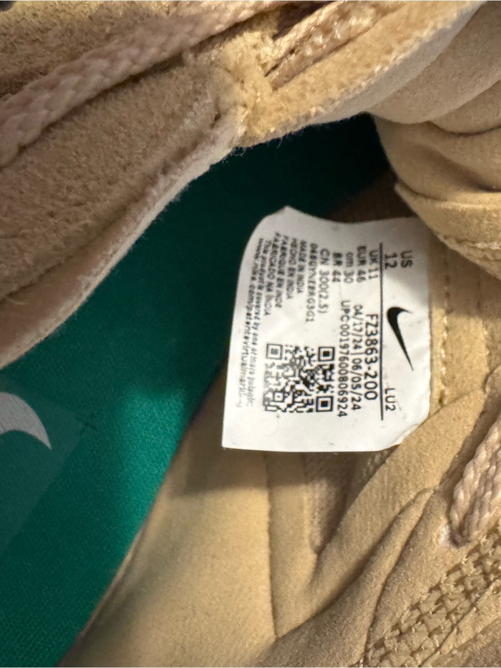 Nike Men’s Tan Sneakers with Black Swoosh - Picture 8 of 8